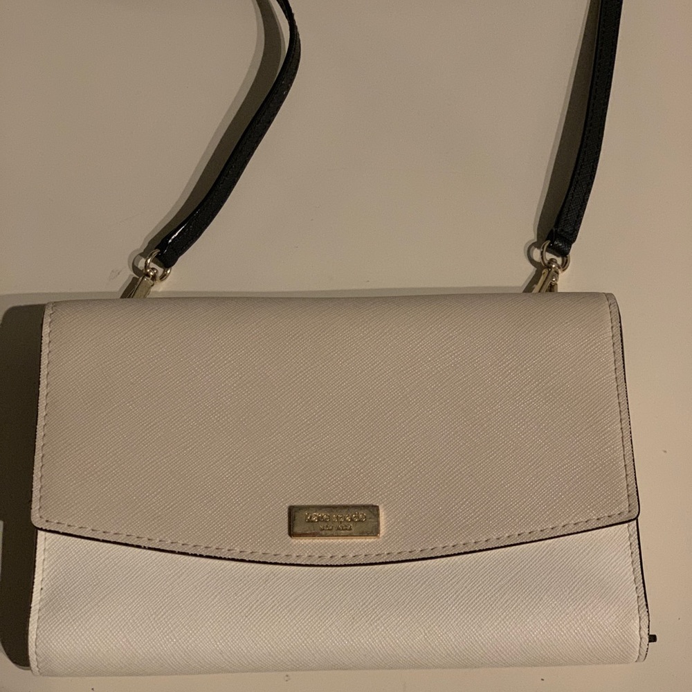 Kate Spade wallet crossbody. Removeable strap.